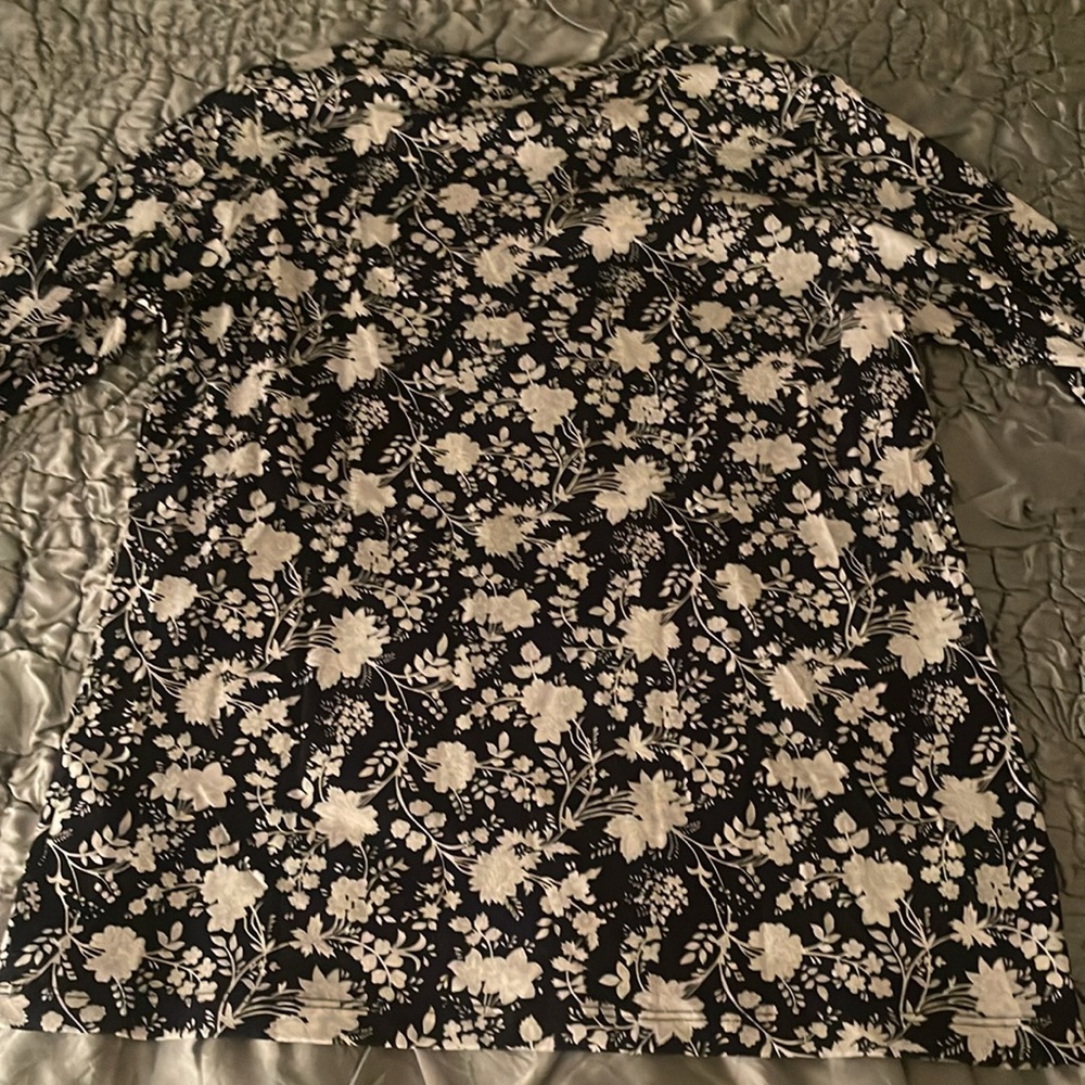 Lands End Supima Cotton Relaxed LS Floral Pattern Crew Neck Tee Small NWT - Picture 8 of 10